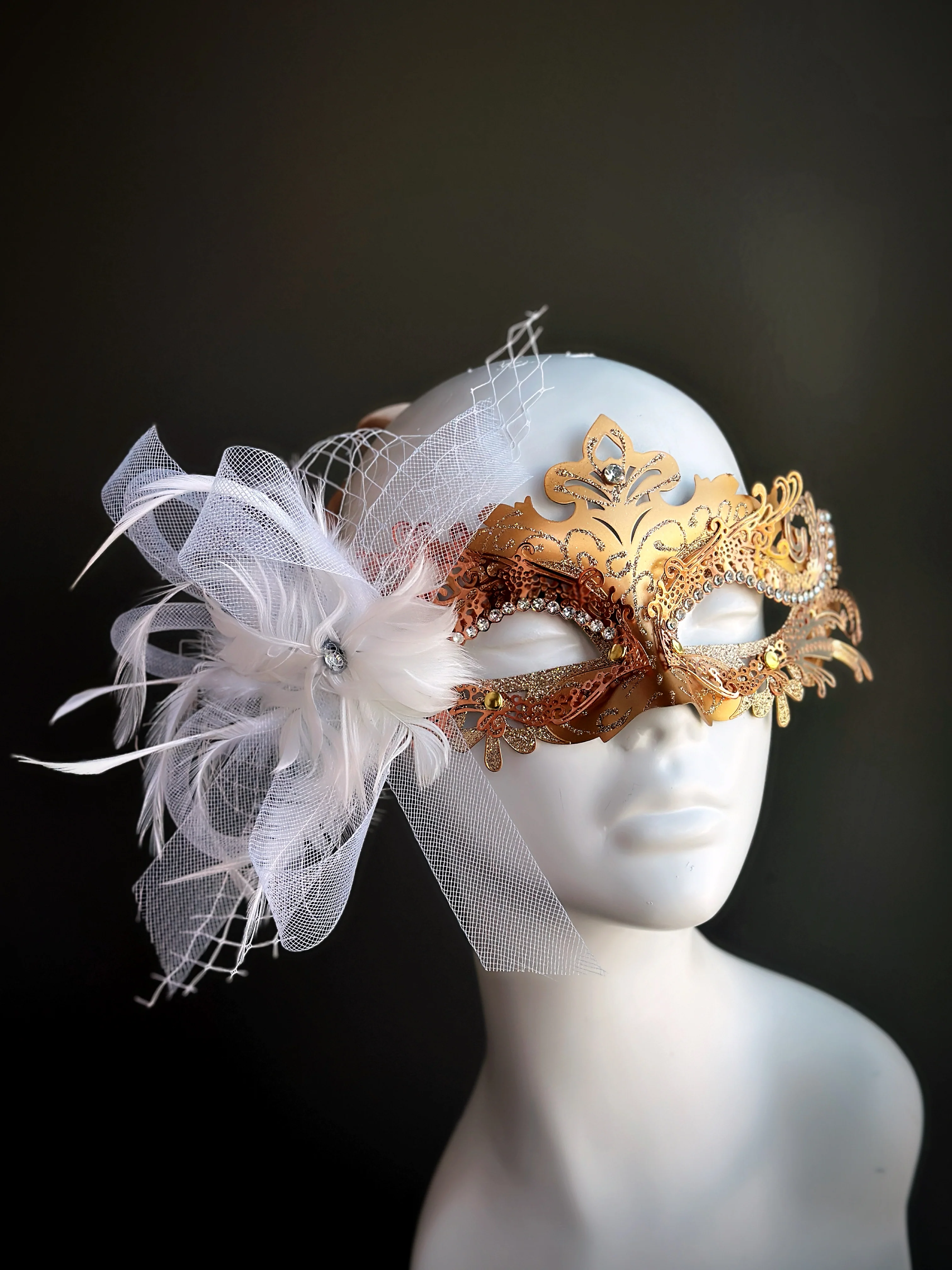Duca Feather Mask - Gold/White
