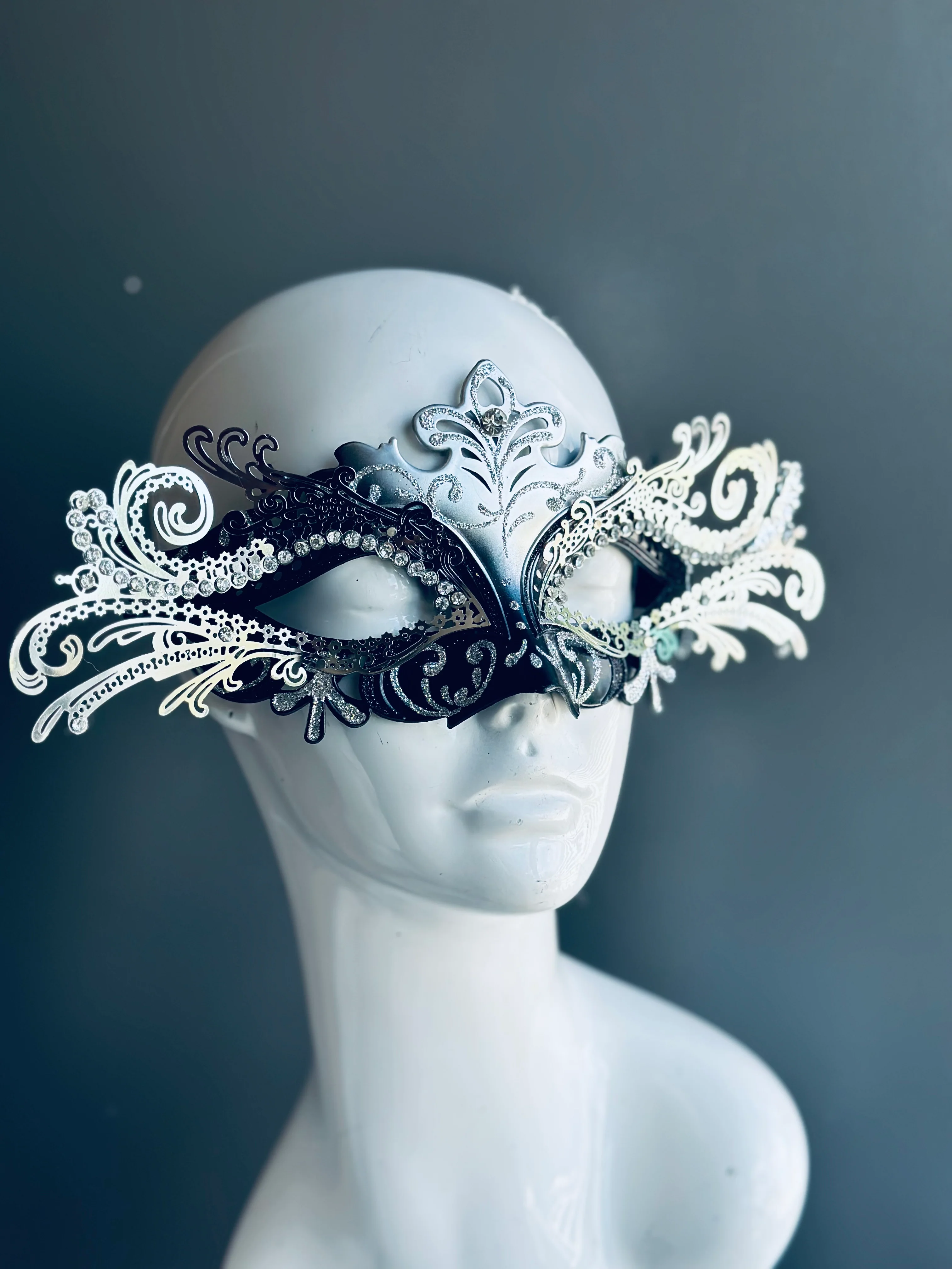 Jester Venetian Metal Couples Mask - Image 3
