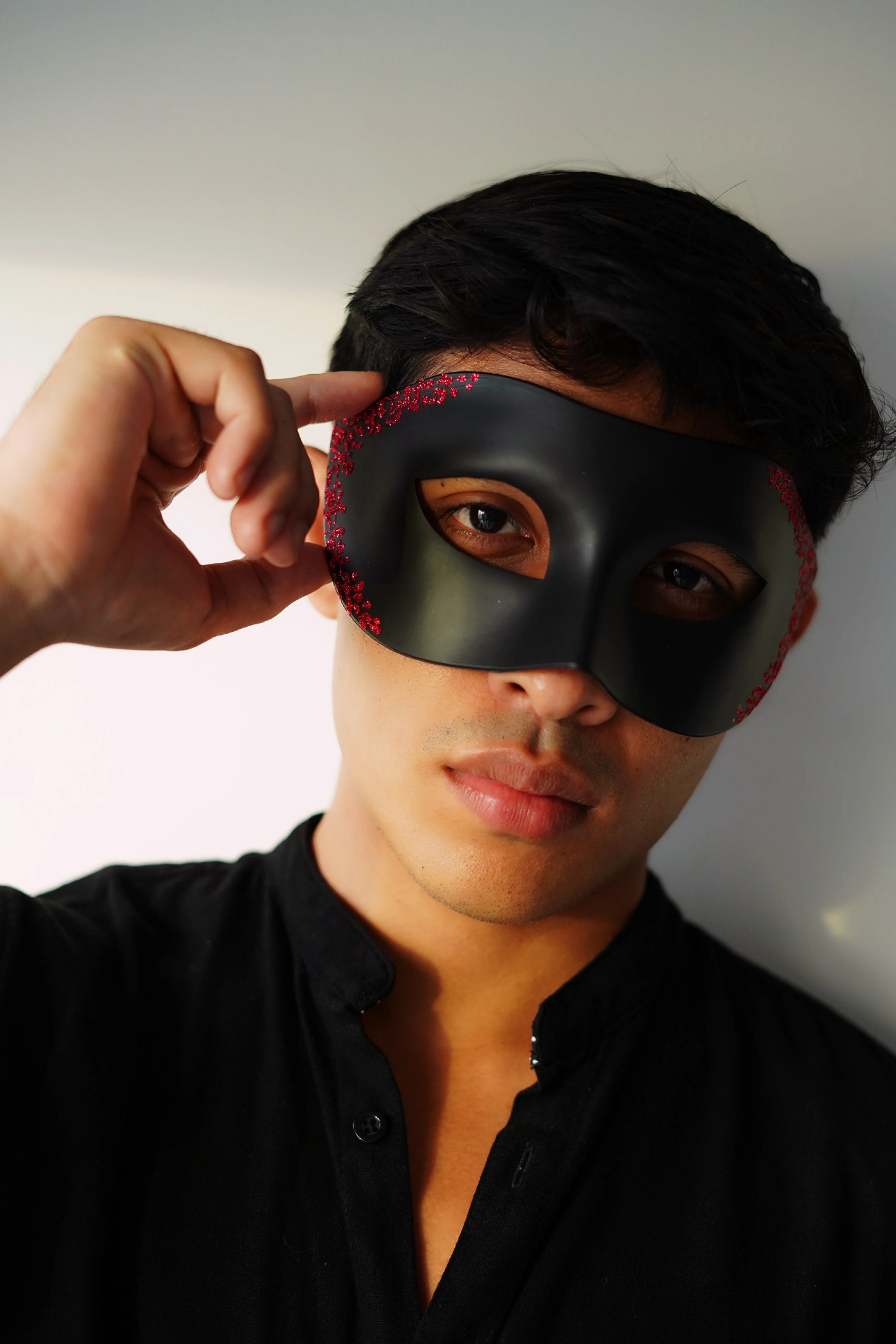 Venetian Red Filigree Mask - Black - Image 4