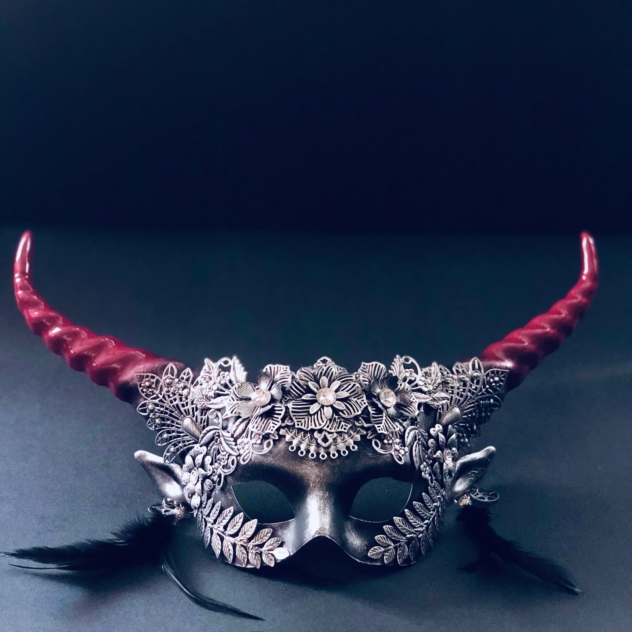 Long Horn Moonthorn Mask - Silver/Red