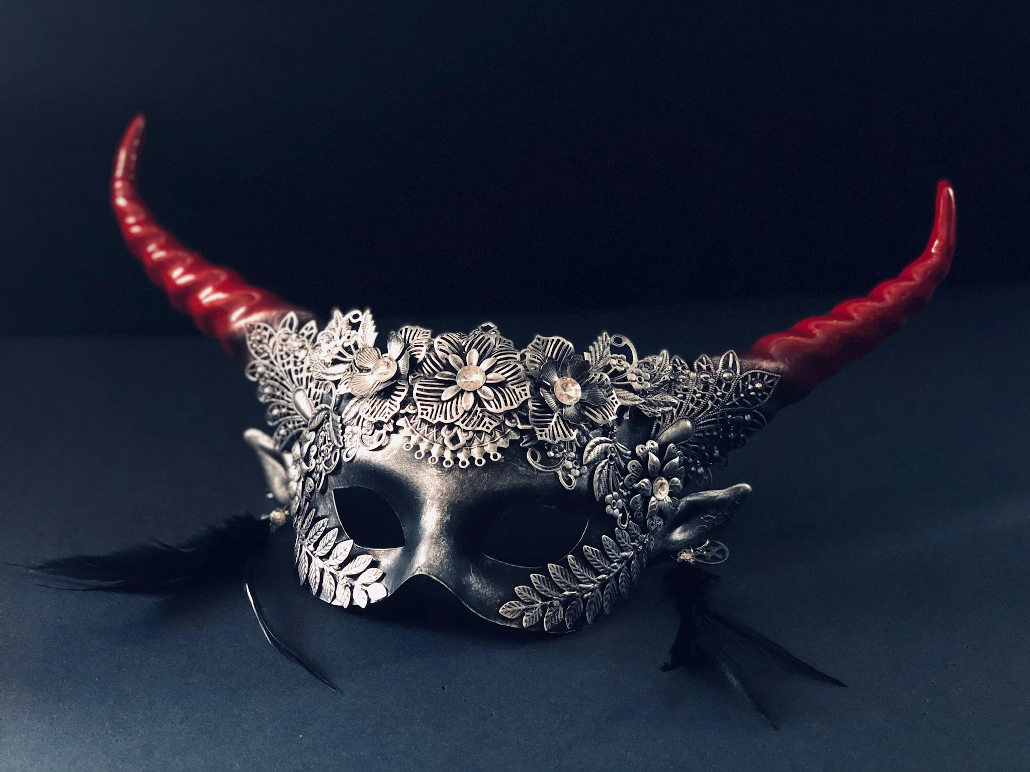 Long Horn Moonthorn Mask - Silver/Red - Image 4