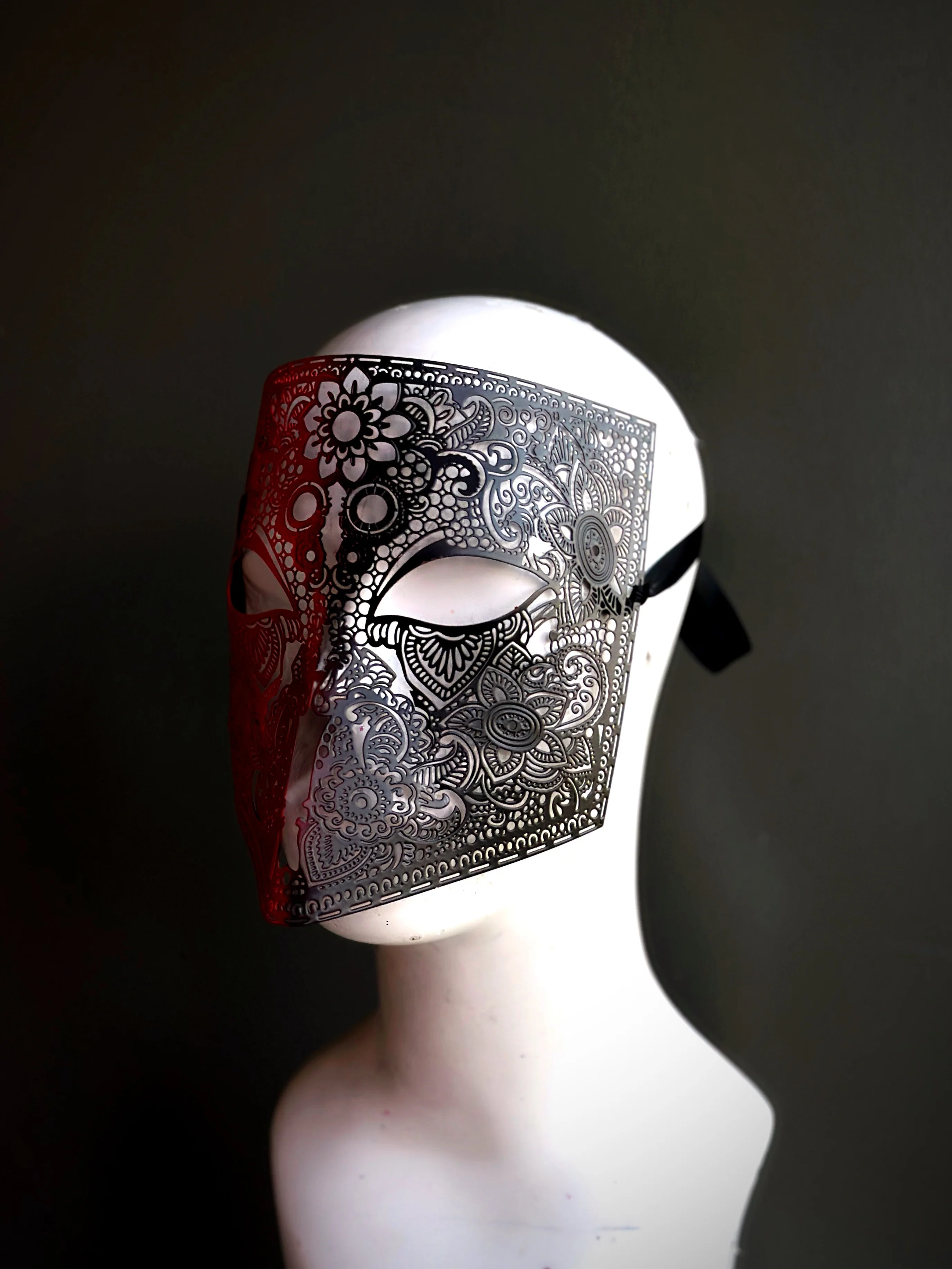 Eclipse Ombre Full-Face Mask - Black & Red - Image 3