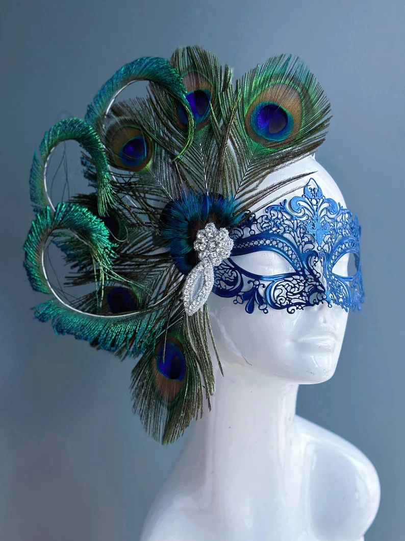 Royal Plumage – Peacock Feather Mask