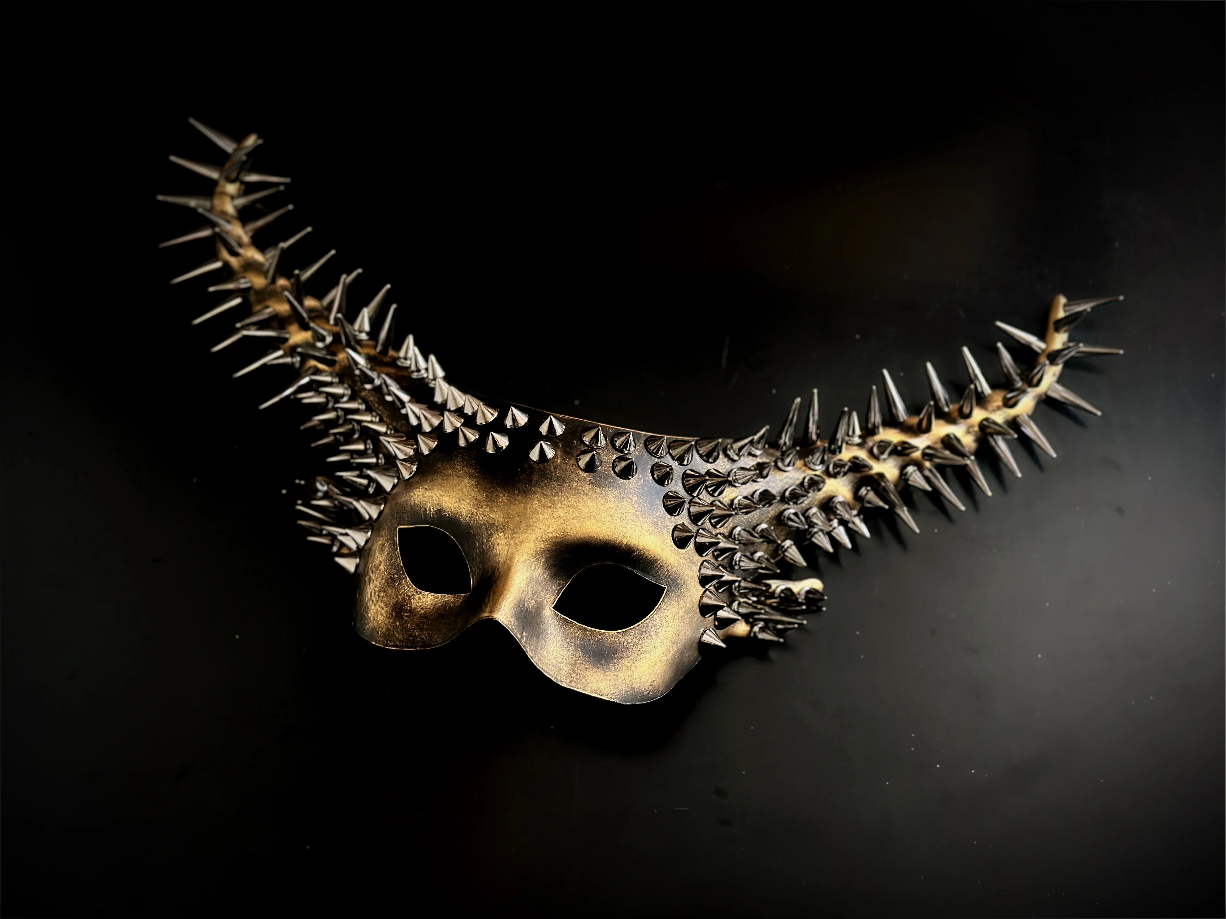 Horn Spiked Mask – Gold