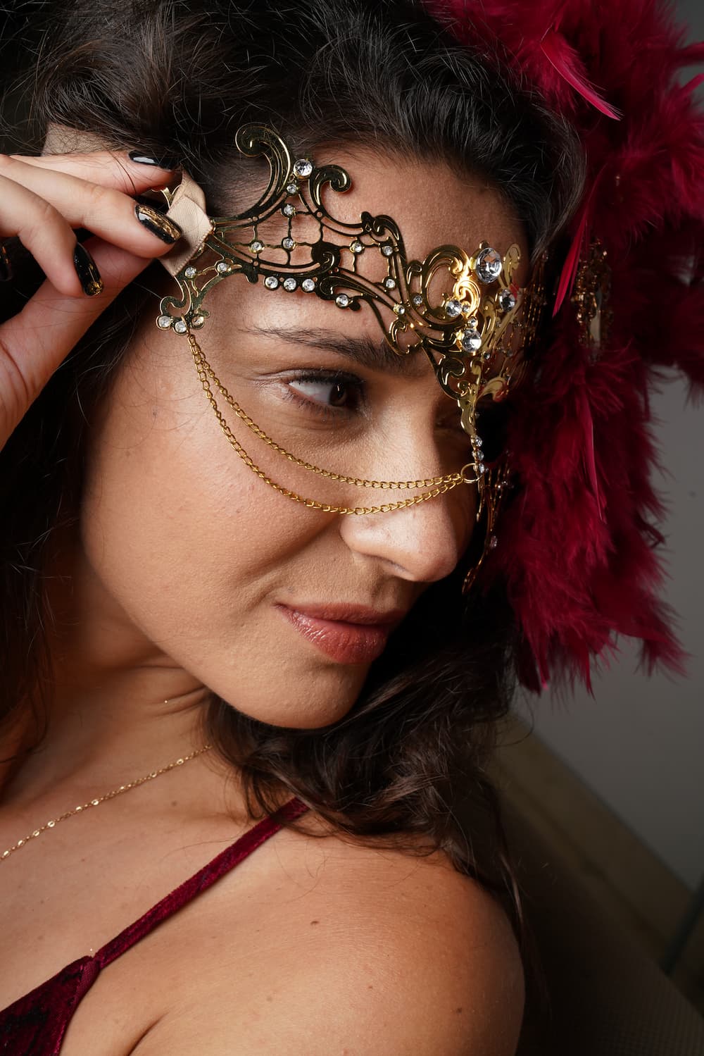 Chained Phantom Mask - Wine Red Feathers - Image 3