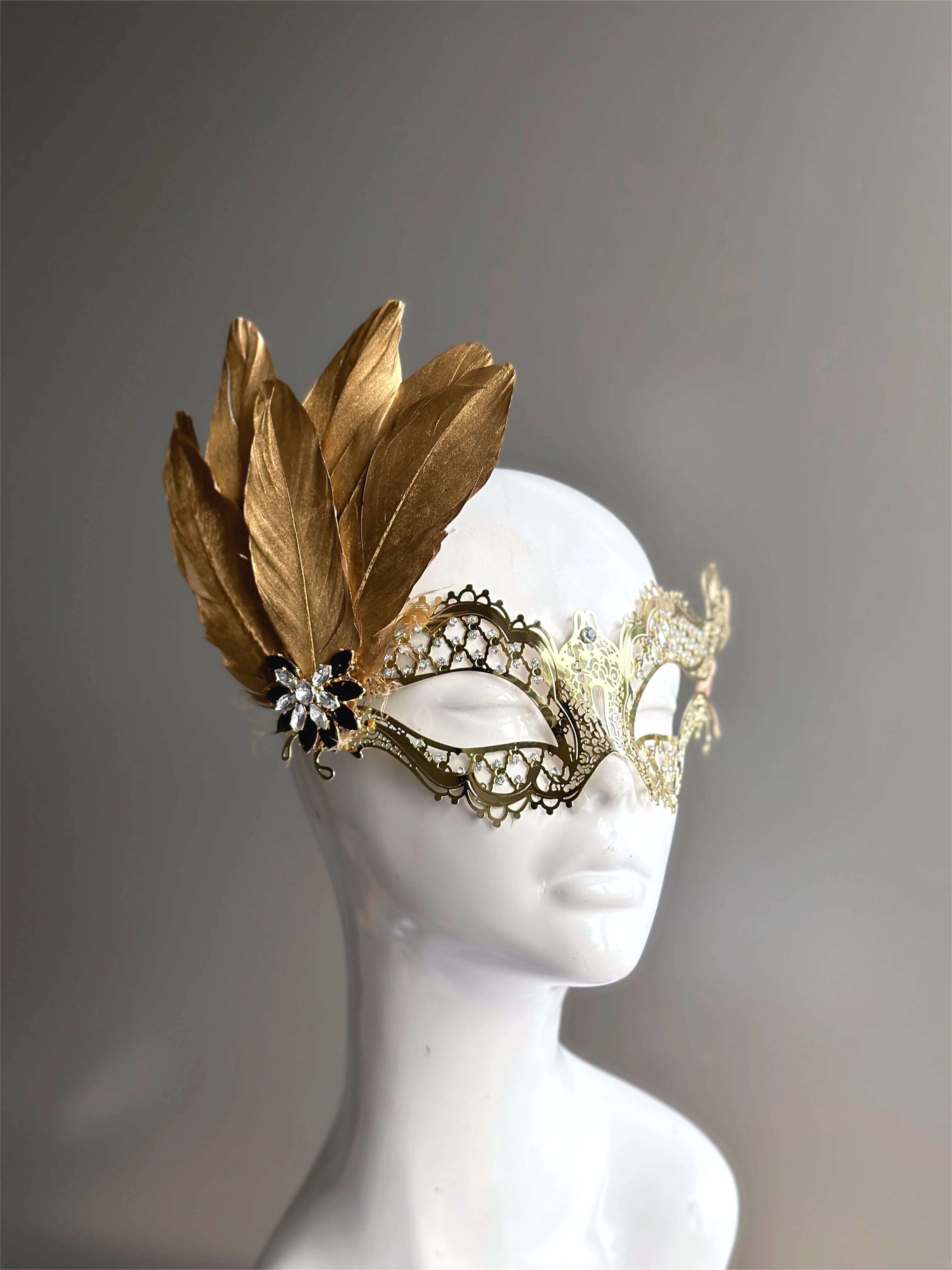 Katherine Mask - Elegant Gold Feathers - Image 3