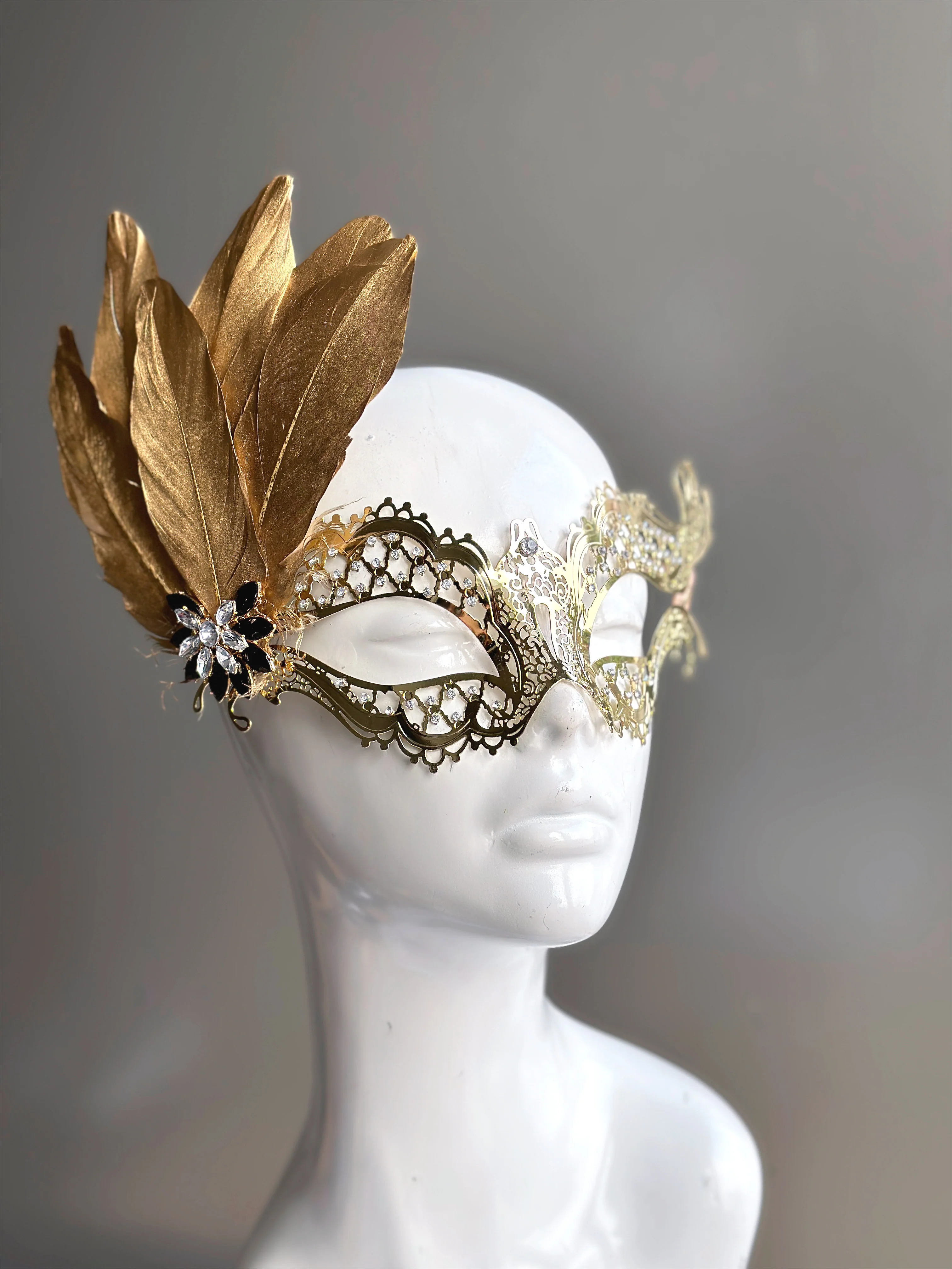 Katherine Mask - Elegant Gold Feathers - Image 4