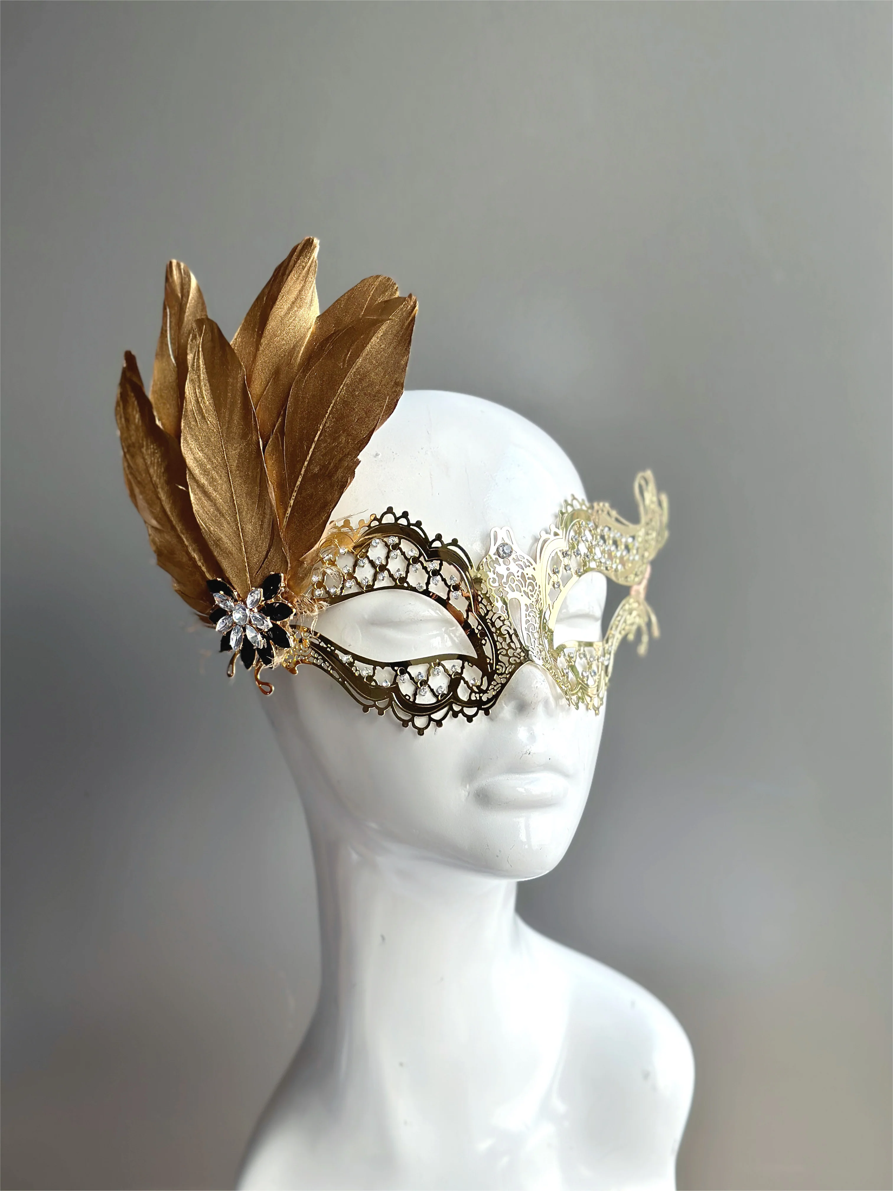 Katherine Mask - Elegant Gold Feathers - Image 5